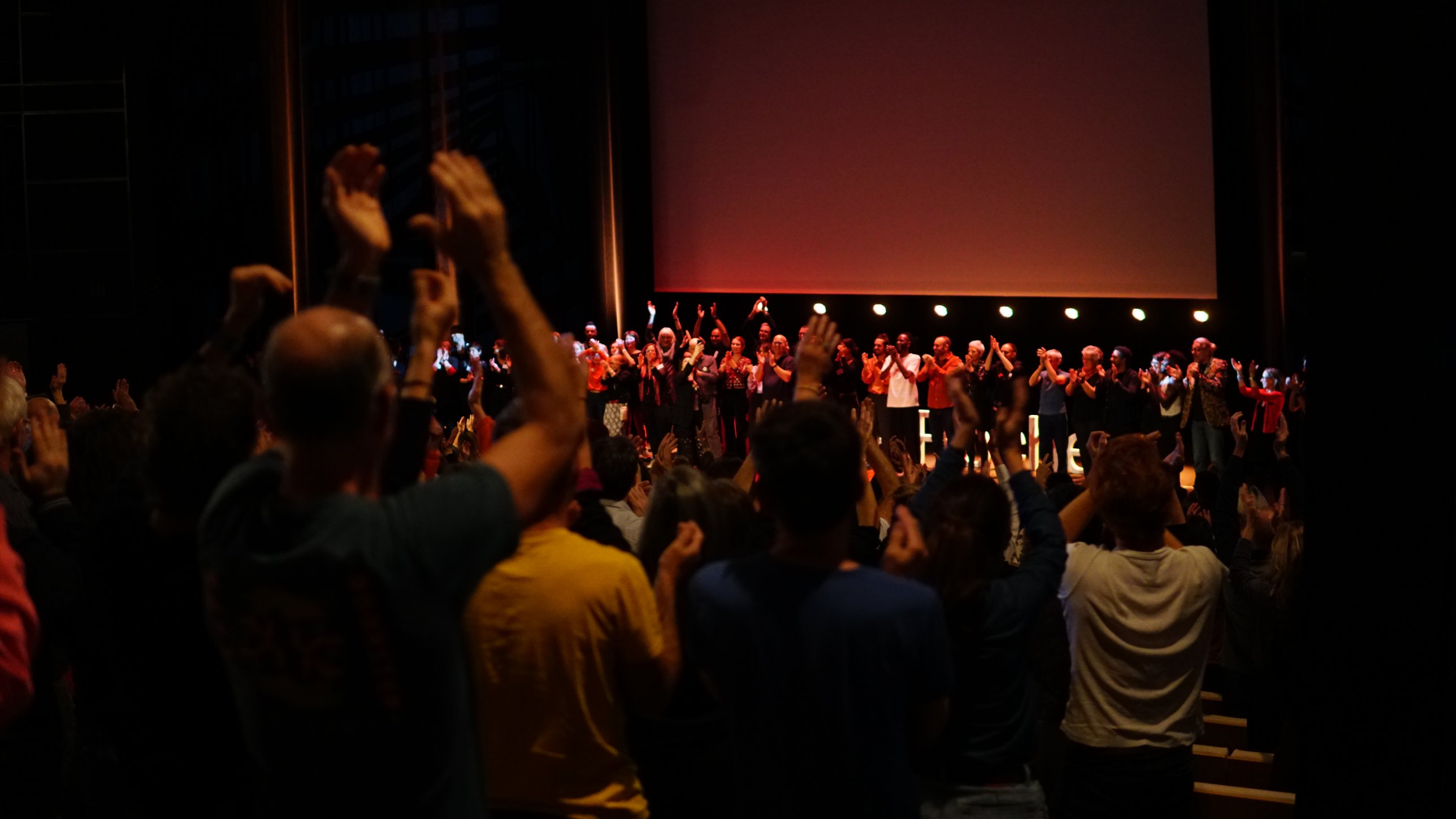 Le public applaudit les speakers réunis sur scène à la fin de TEDxLaRochelle