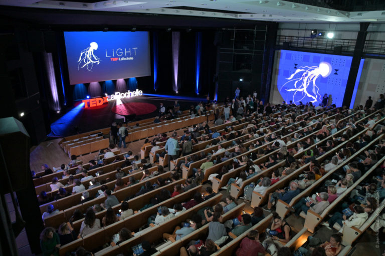 Le public réuni devant la scène de TEDxLaRochelle en 2023