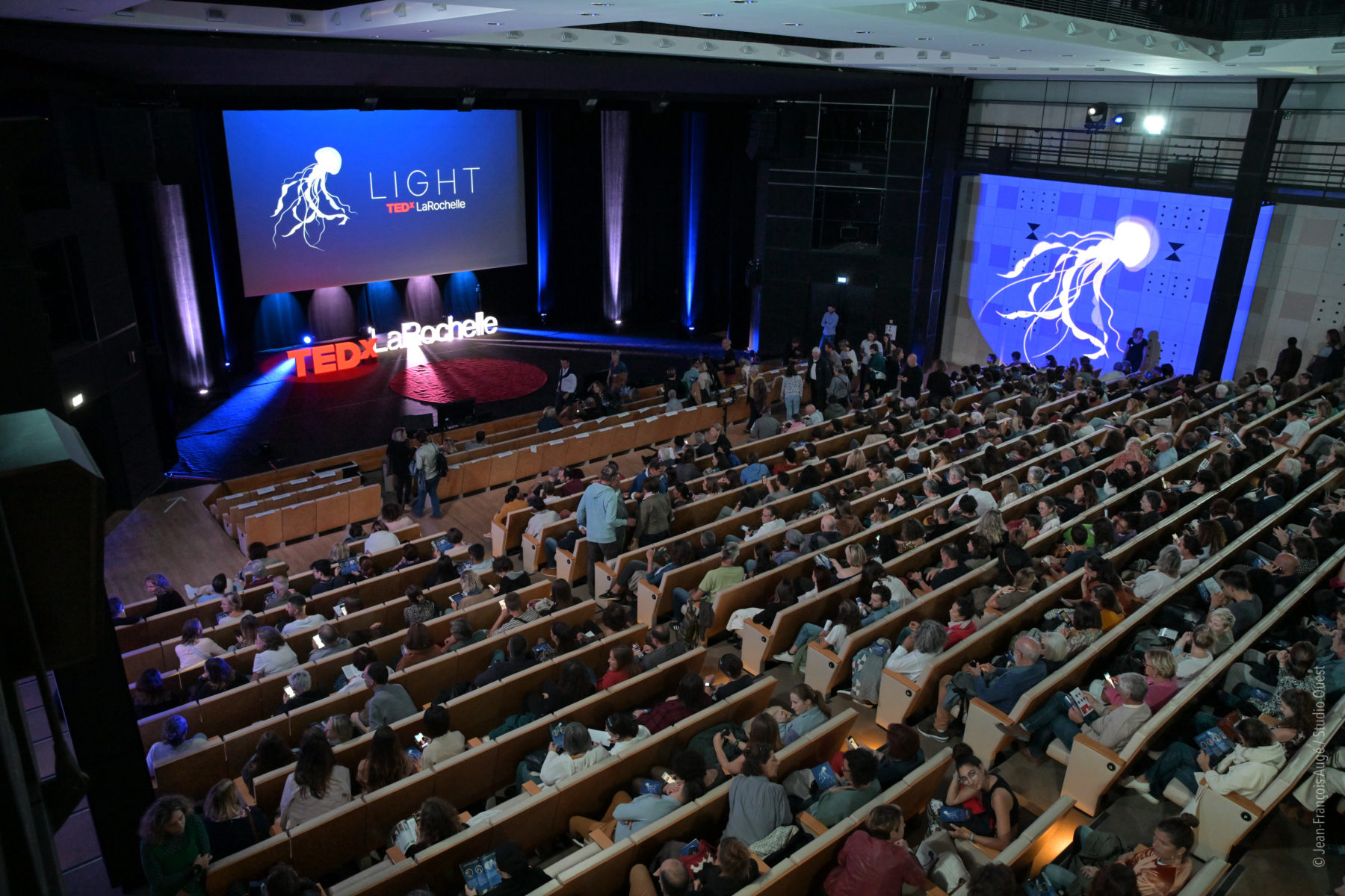 Le public s’installe à l’Espace Encan devant la scène de TEDxLaRochelle.